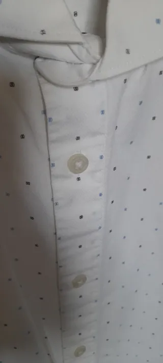 Camisa blanca de manga larga con puntos