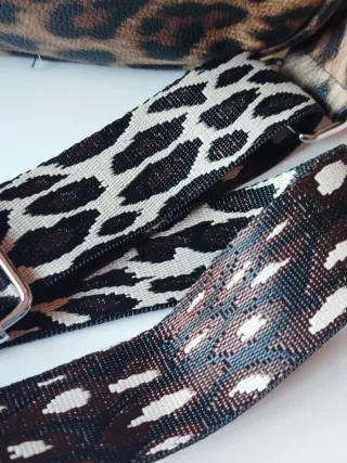 Bolso bandolera con estampado leopardo