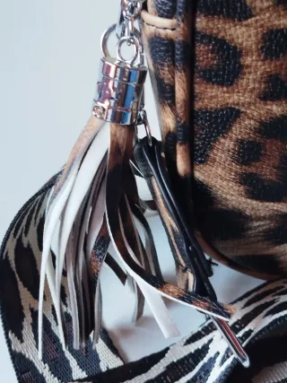 Bolso bandolera con estampado leopardo