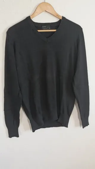 Jersey Pull&Bear cuello pico negro