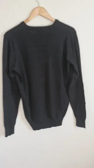 Jersey Pull&Bear cuello pico negro
