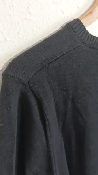 Jersey Pull&Bear cuello pico negro