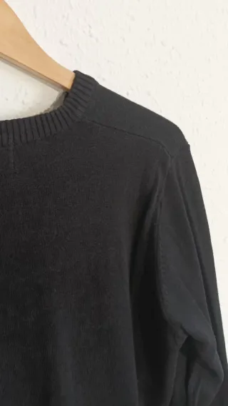 Jersey Pull&Bear cuello pico negro
