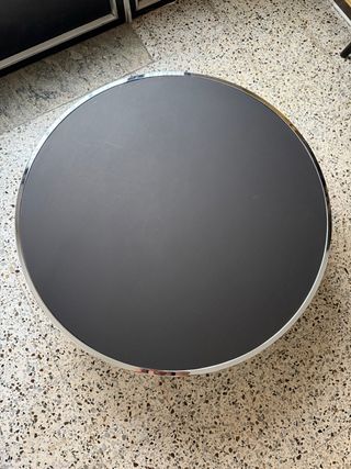 Mesa redonda baja de color negra y plateada