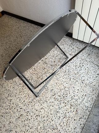 Mesa redonda baja de color negra y plateada