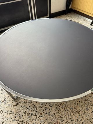 Mesa redonda baja de color negra y plateada