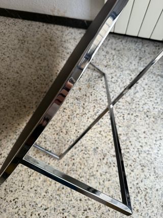 Mesa redonda baja de color negra y plateada