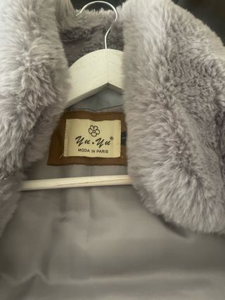 Chaleco de pelo gris y plateado