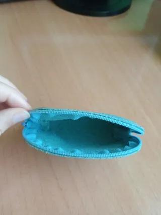 Monedero azul con diseño floral