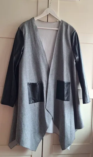 Parka asimétrica gris y PU negro T única