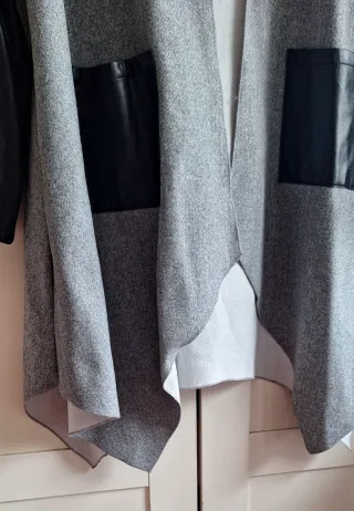 Parka asimétrica gris y PU negro T única