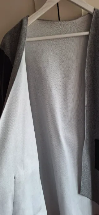 Parka asimétrica gris y PU negro T única