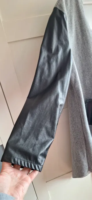 Parka asimétrica gris y PU negro T única