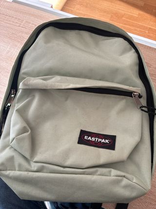 Mochila Eastpak verde clásica
