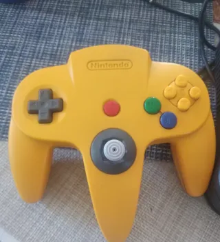 Nintendo 64 con 2 mandos, incluido juego Zelda.