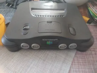 Nintendo 64 con 2 mandos, incluido juego Zelda.