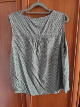 Blusa sin mangas estampada con motivos en blanco.