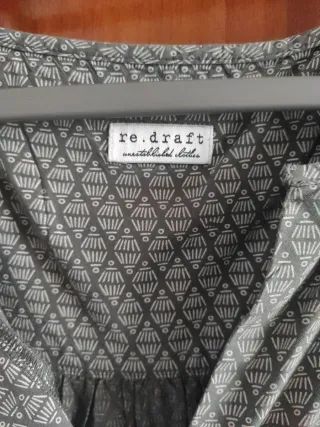 Blusa sin mangas estampada con motivos en blanco.