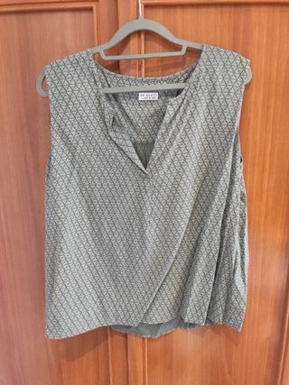 Blusa sin mangas estampada con motivos en blanco.