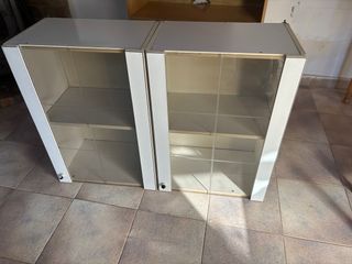 Due vetrine bianche con vetro