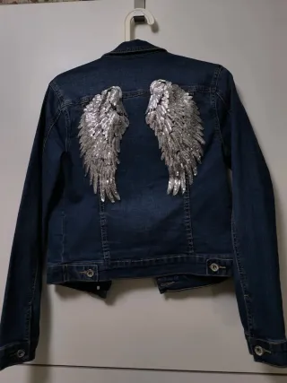 Cazadora vaquera con alas plateadas