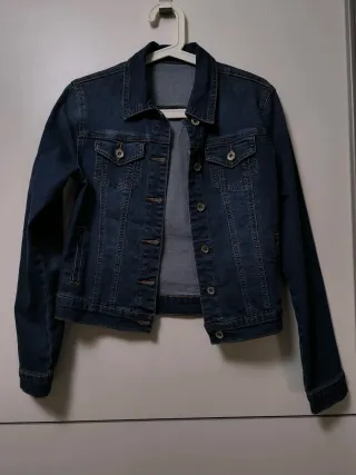 Cazadora vaquera con alas plateadas