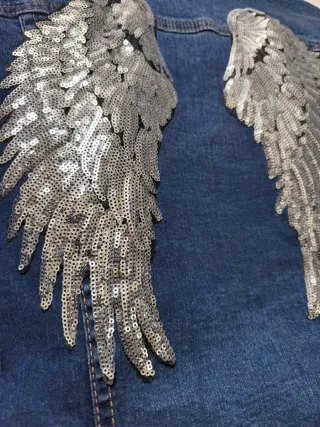 Cazadora vaquera con alas plateadas