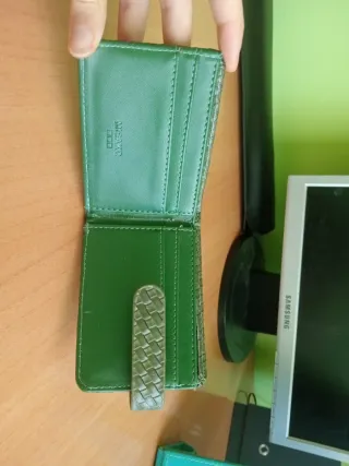 Monedero verde tejido