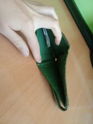 Monedero verde tejido