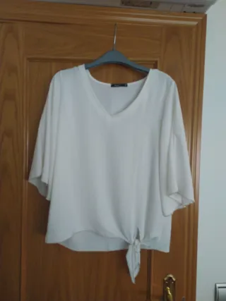 Blusa blanca con detalle plata
