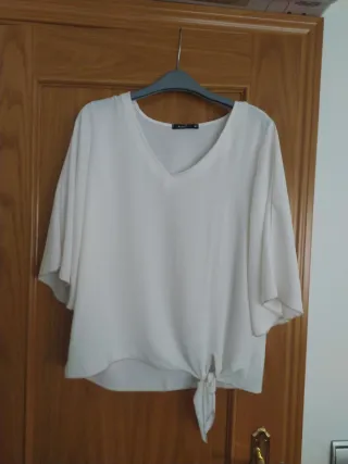 Blusa blanca con detalle plata