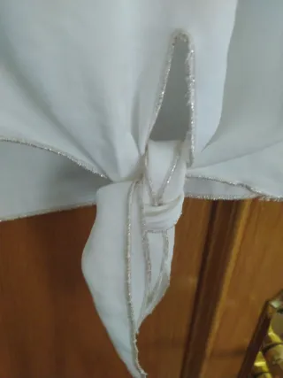 Blusa blanca con detalle plata