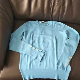 Jersey Zara azul con botones en puños