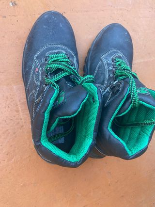 Botas de trabajo negras y verdes