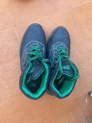 Botas de trabajo negras y verdes