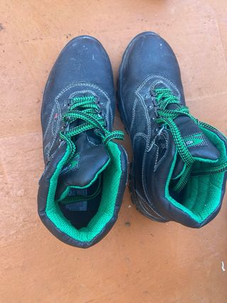 Botas de trabajo negras y verdes