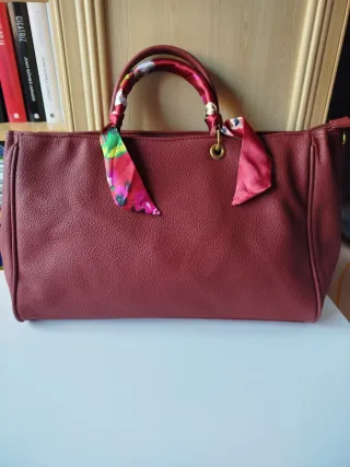 Bolso rojo con pañuelo estampado