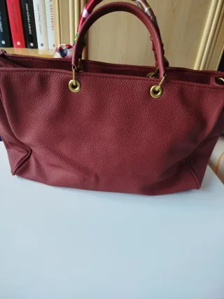 Bolso rojo con pañuelo estampado