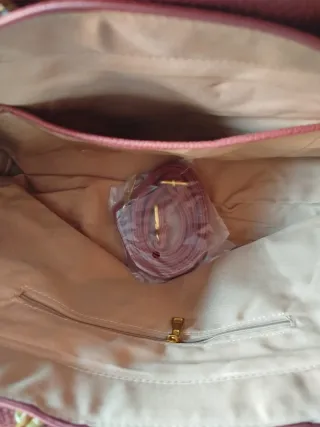 Bolso rojo con pañuelo estampado