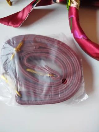 Bolso rojo con pañuelo estampado