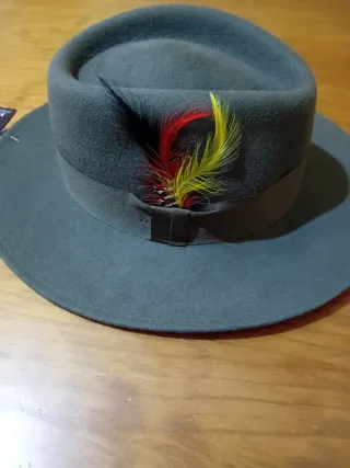 Sombrero de fieltro verde con pluma