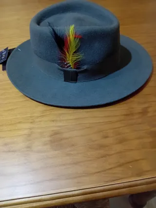 Sombrero de fieltro verde con pluma