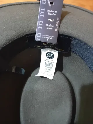 Sombrero de fieltro verde con pluma