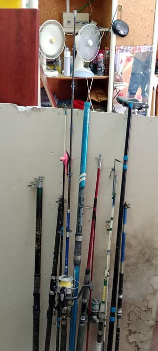 Conjunto cañas de pescar y carretes