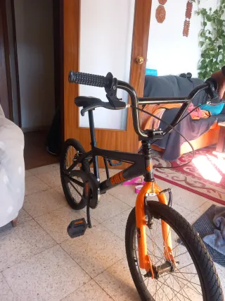Bicicleta BMX Naranja y Negra