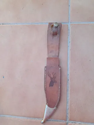 Funda de cuero para cuchillo con ciervo