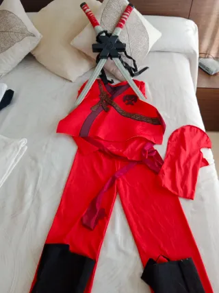 Disfraz Ninja Rojo con Espadas