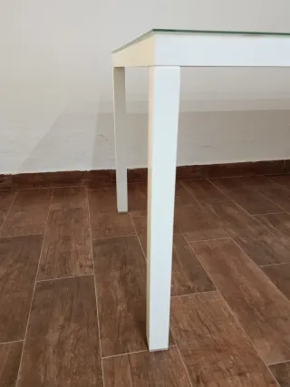 Mesa de exterior de metal blanca y cristal