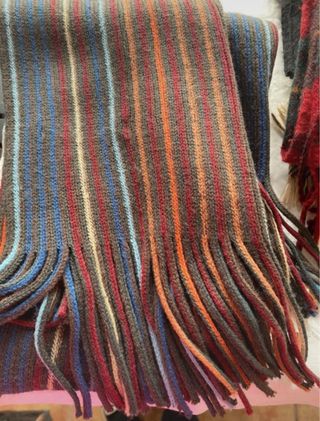 Lote de 4 bufandas, 3 corbatas y 1 pajarita.