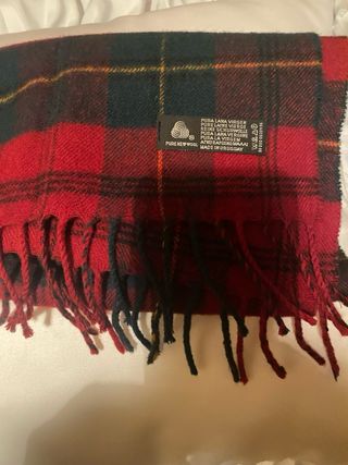 Lote de 4 bufandas, 3 corbatas y 1 pajarita.